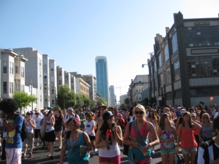 Bay-to-Breakers crowd on Howard St. InterContinental SF in background.