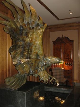 a statue of an eagle