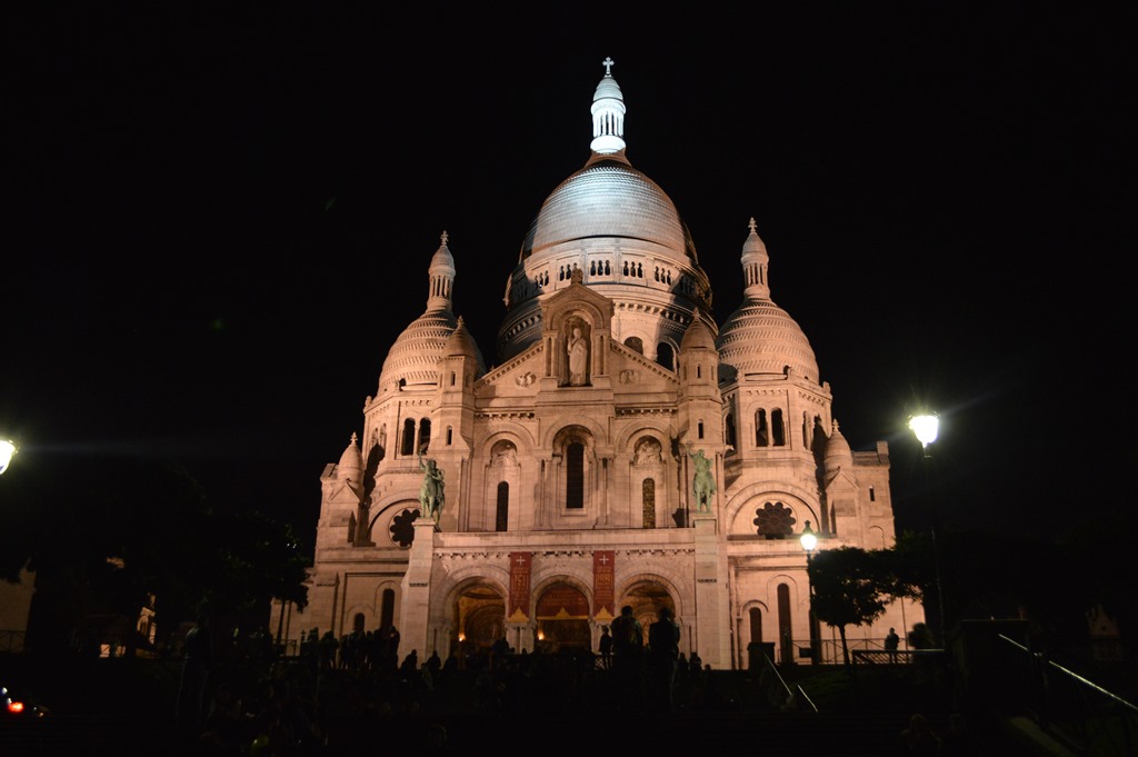 Sacré-Cœur, Paris with a dome and people outside