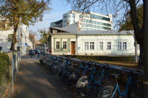 a row of bicycles parked in front of a building