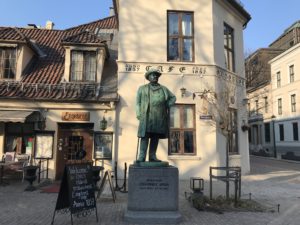 a statue of a man in front of a building