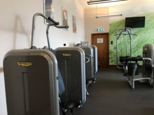 a row of exercise equipment in a gym