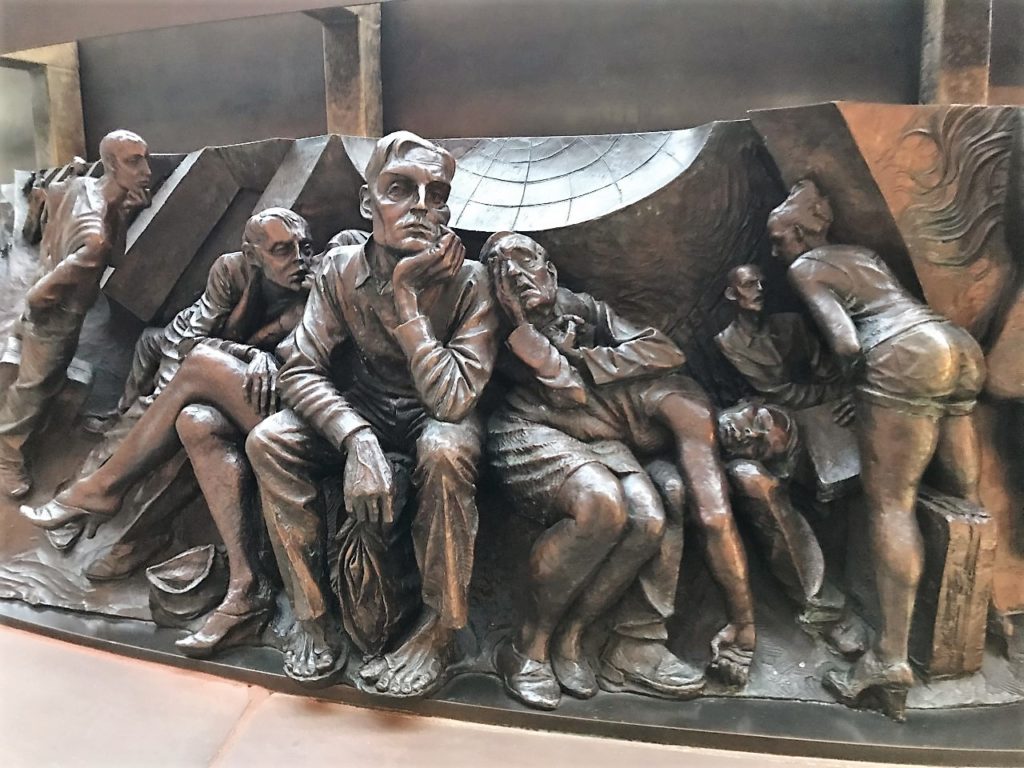 a statue of a group of people