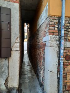 a narrow alley between brick walls