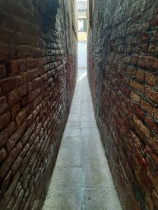 a narrow brick alley way