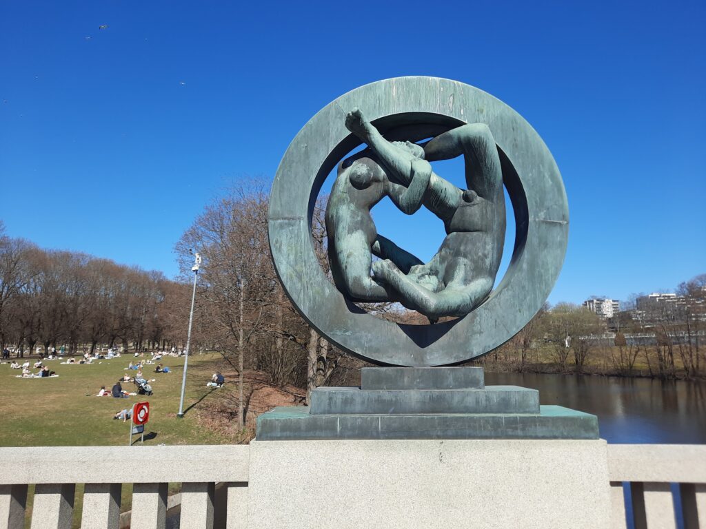 a statue of two people in a circle